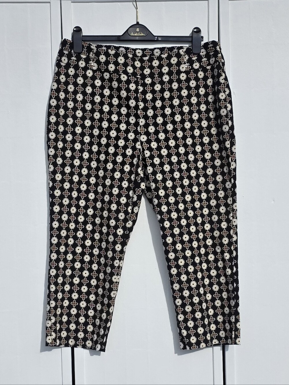 JM Collection Black & Cream Printed Capris Size XL New W/out Tags